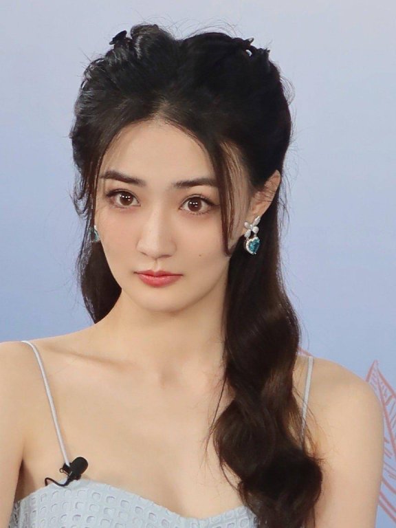 徐璐气质清新,浅蓝吊带裙尽显优雅魅力