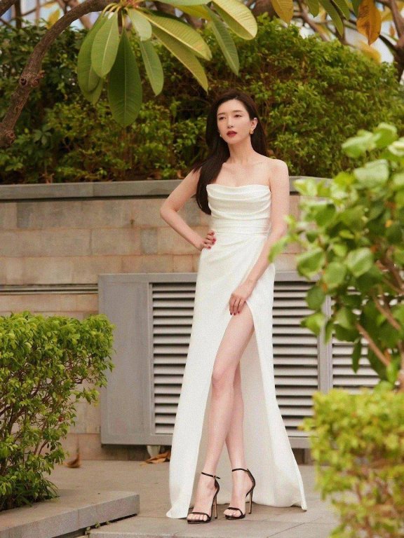 江疏影开叉白裙,露优越长腿优雅性感超吸睛