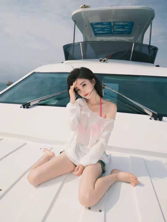 冯提莫轮船美照杀疯!清甜穿搭把夏日氛围拉满