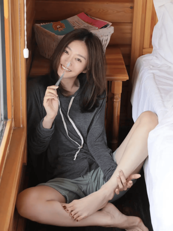 秦岚凭借 “少女感 + 长腿” 出圈,慵懒穿搭裹不住优雅身姿