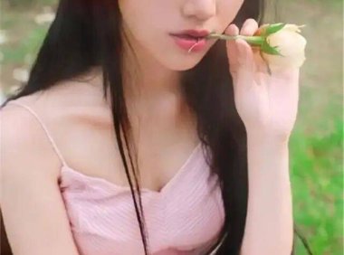 武大校花黄灿灿曾赚钱为男友补学费!她被吐槽恋爱脑上头