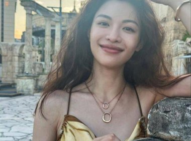 钟楚曦现身香港,瘦成皮包骨,皮肤白嫩状态回春,分手后更妩媚了