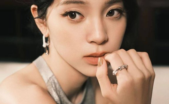 00后女星欧阳娜娜穿灰色裙露出美背！曼妙身材性感撩人