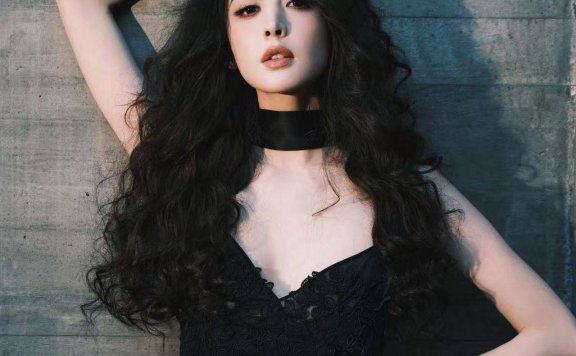 娜扎穿黑色吊带裙露出事业线！魔鬼身材性感热辣