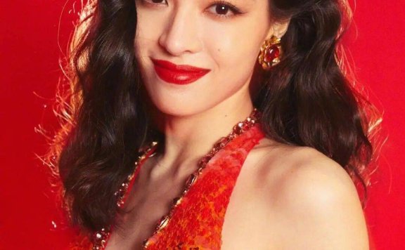 钟楚曦自己化妆一年能省下来一套房！性感火辣的她真厉害