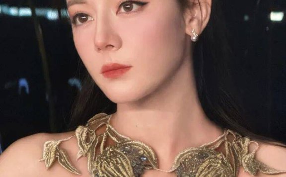 迪丽热巴穿蓝白镂空高定裙超美!火辣身材性感迷人