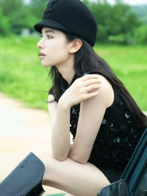 张婧仪秋季时尚封面:“仪”然自得的美丽