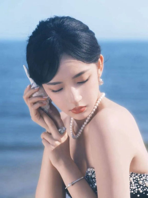 程潇穿抹胸裙露出事业线宛如黑玫瑰!魔鬼身材性感火辣
