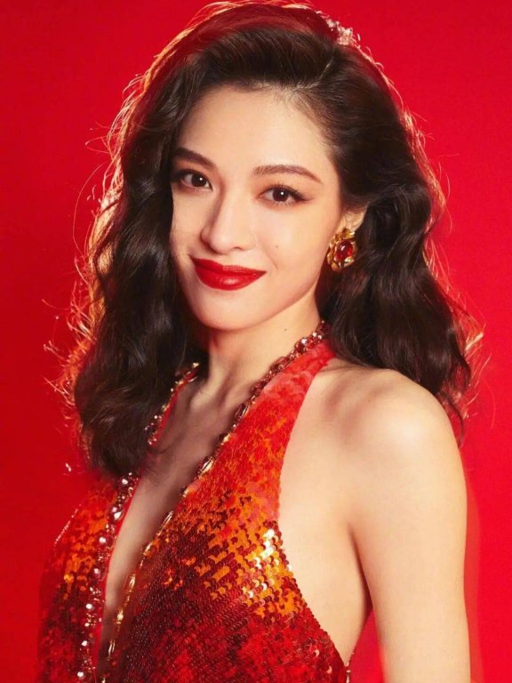 钟楚曦自己化妆一年能省下来一套房!性感火辣的她真厉害