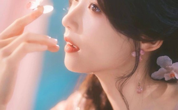 卢昱晓的粉色写真,这样的她也太妖娆了吧!