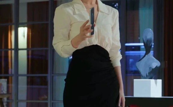 《许我耀眼》“打人包”卖断货,赵露思同款含金量还在提升