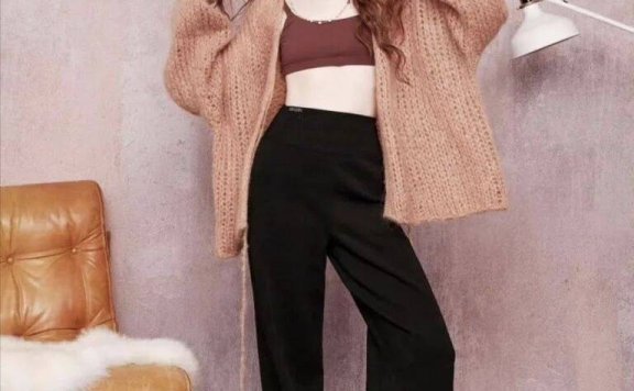 戚薇镂空针织衫搭配黑色吊带，她随性街头感的流动美学