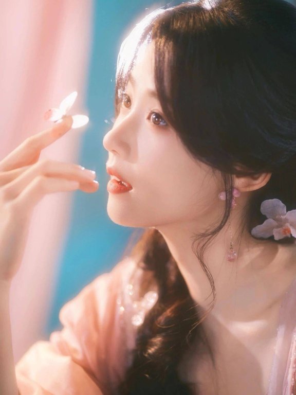 卢昱晓的粉色写真,这样的她也太妖娆了吧!