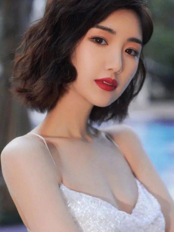 毛晓彤靓丽露出事业线!肤白貌美大长腿撩人