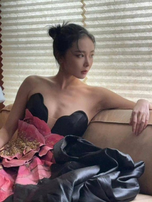 高叶一袭艺术感礼服裙惊艳众人,饱满曲线尽显成熟女性魅力