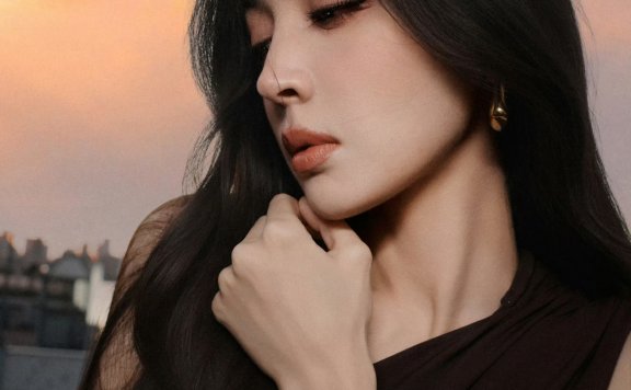 古力娜扎最新城市美图，City Walk一下？