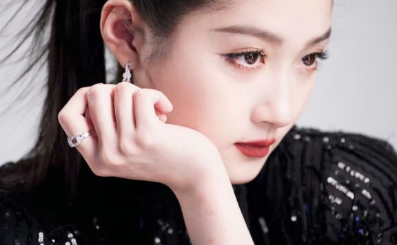 关晓彤高马尾造型美得很女人