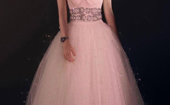 赵丽颖36岁骨感身材穿闪钻礼服，红唇加持尽显女人味，优雅身姿太吸睛