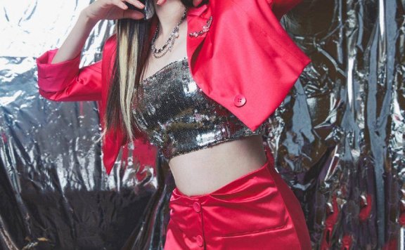 张萌身材火辣似少女,红装造型性感优雅,这穿搭太有品味了