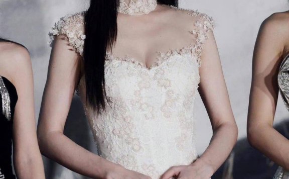 于文文蕾丝抹胸裙尽显优雅身姿,却被嘲“胸太平”?