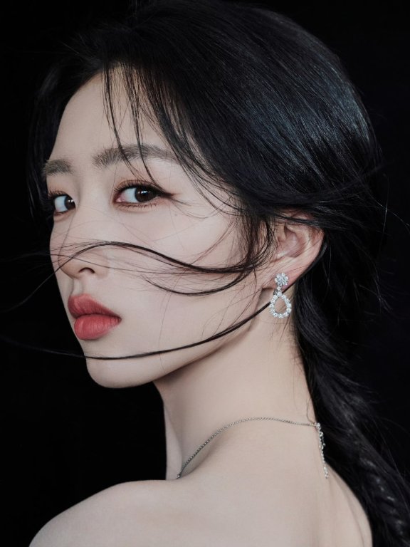 邓恩熙最新美图,遮不住的东方韵味