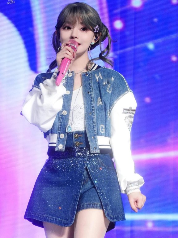 黄霄雲细肢衬娇俏身段，肉丝牛仔look又懒又美，这松弛感太绝了