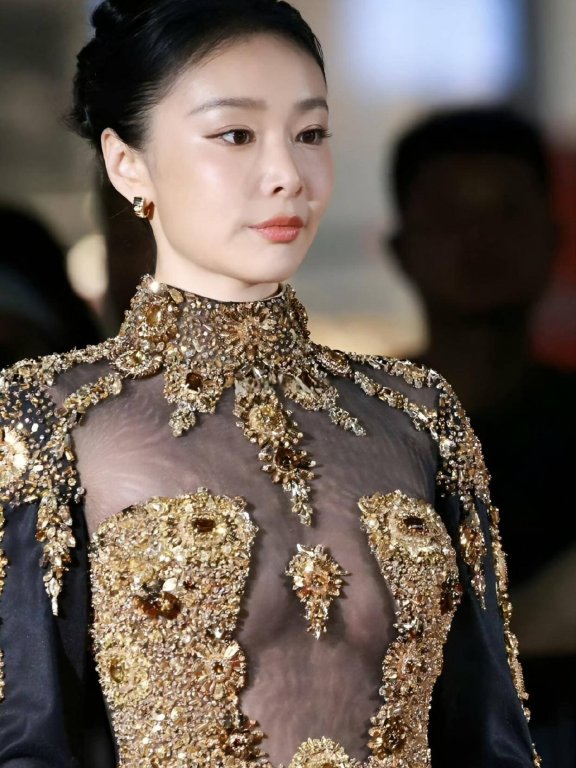 高叶上海阿玛尼活动造型：透视装，尽显曲线之美！