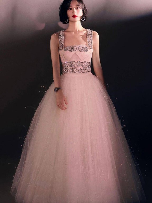 赵丽颖36岁骨感身材穿闪钻礼服，红唇加持尽显女人味，优雅身姿太吸睛