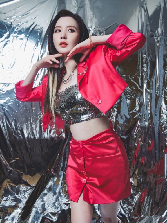 张萌身材火辣似少女,红装造型性感优雅,这穿搭太有品味了