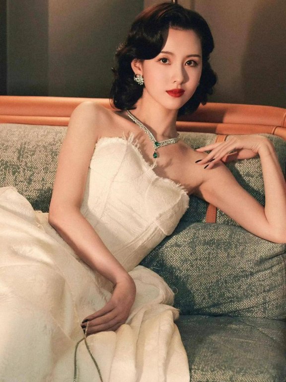 陈都灵名媛风造型被批身材扁平没看头？这才是优雅迷人！