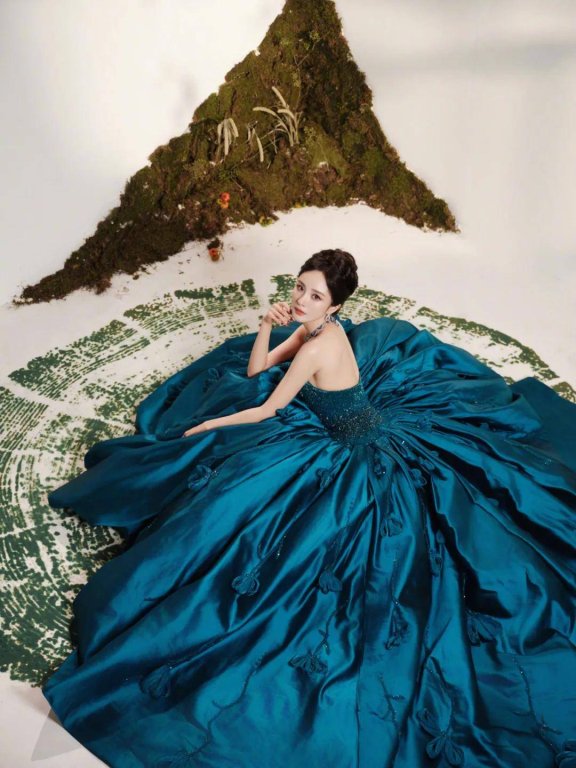 杨幂姚晨都爱蓝色，穿鱼骨裙的杨超越太惊艳！