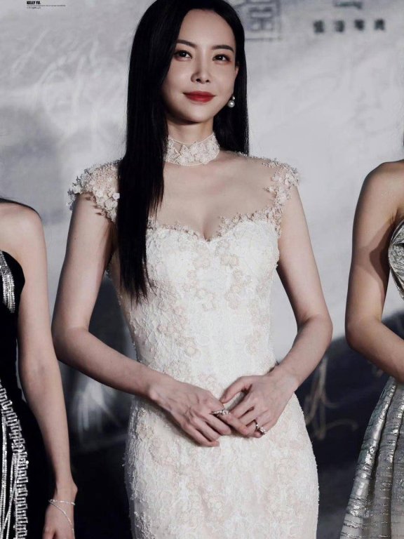 于文文蕾丝抹胸裙尽显优雅身姿，却被嘲“胸太平”？