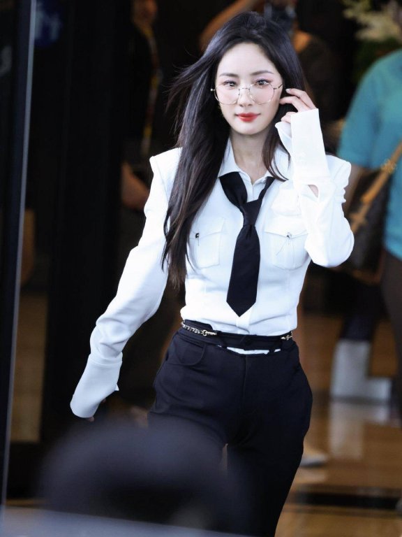 杨幂学姐风穿搭杀疯我的审美！身材气质双在线，这穿搭男生女生都得学