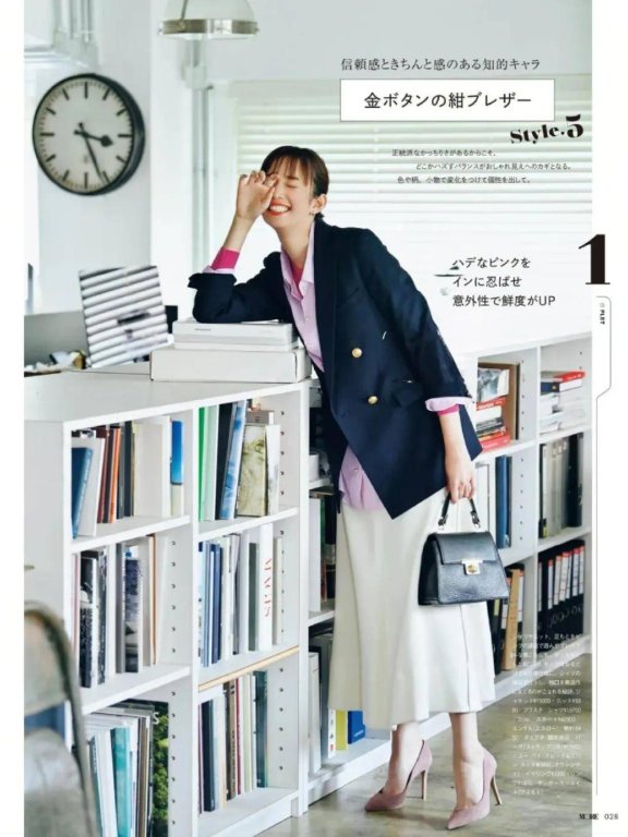 “藏蓝色”今年冬天又火了！这4组搭配照着搭就很时髦！