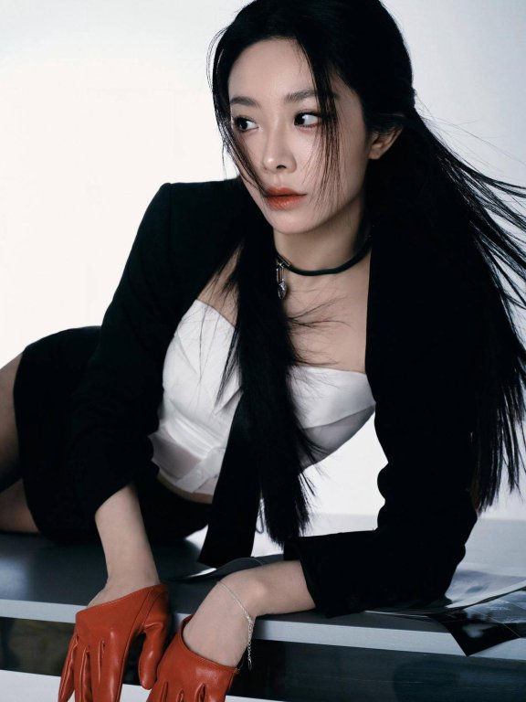 喻言“学院魅惑风”太绝了，修长美腿配黑丝，穿搭减龄又有料