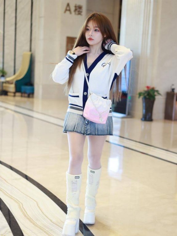 黄霄雲清纯学院风穿搭引热议，浓妆下少女感依旧YYDS！