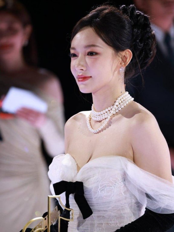 程潇曲线太优越，甜妹感搭优雅身姿，身材好饱满！