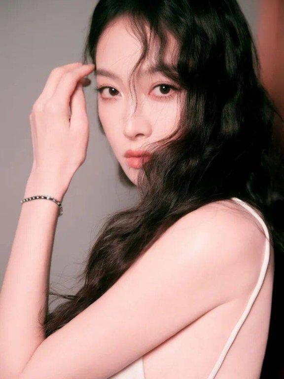 宋茜穿薄纱裙露出美背和马甲线！雪肤玉貌性感撩人