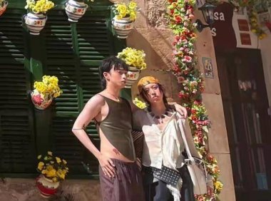 伊能静晒上海豪宅,中年发福大肚子吊带配紧身裤风格随恩利