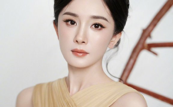 杨幂身着黄色礼裙造型优雅明媚，展现温婉大气气质