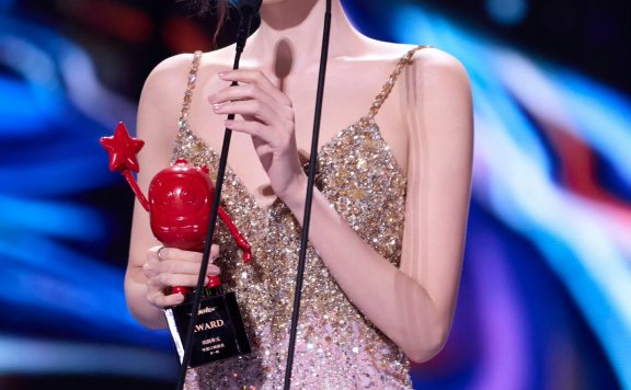 李一桐年度口碑演员长裙穿搭 女神降临