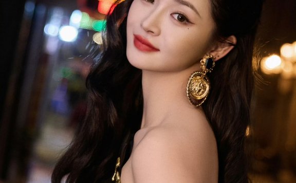 周洁琼黑金美人街头造型 妆造惊艳美的令人窒息