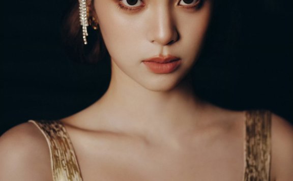 欧阳娜娜cos《了不起的盖茨比》里的黛西造型,造型太出彩了