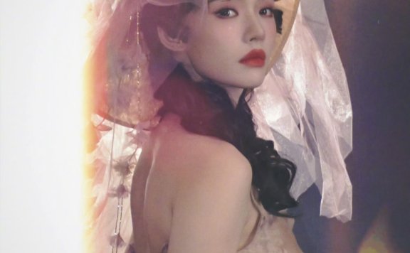 林允梦幻裙装：是平行时空 绚烂明媚的另一种风景