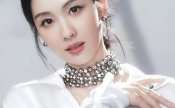 陈都灵一袭缎面白裙搭配MIKIMOTO高级珠宝亮相国剧盛典