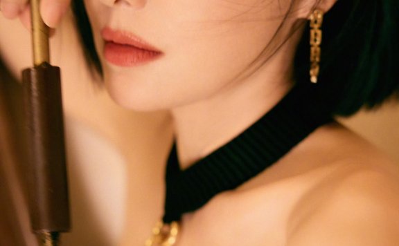 秦岚星光大赏红毯造型演了部双女主戏