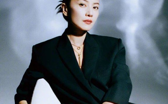 高圆圆这波光影大片，是把尚美珠宝焊在骨相里的优雅力量教科书