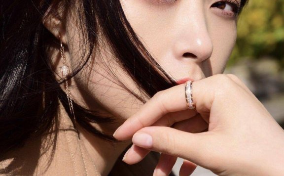 蒋欣瘦了超任性，大衣长筒靴街拍，齐刘海冷艳又高级