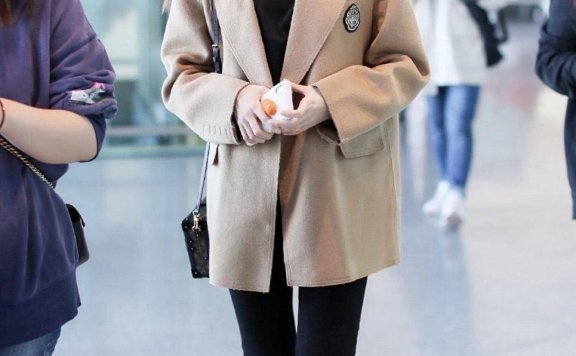 祝绪丹西装配打底衫走机场,牛仔裤马丁靴气场全开美炸了