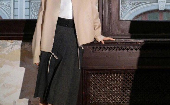 杨幂这波T坛造型是把Prada冷奢焊在骨相里的松弛教科书